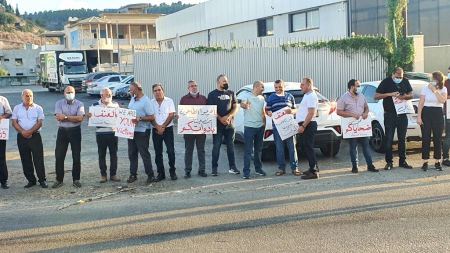 وقفة احتجاجية امام مركز شرطة مجد الكروم ضد تفشي الجريمة وتقاعس الشرطة